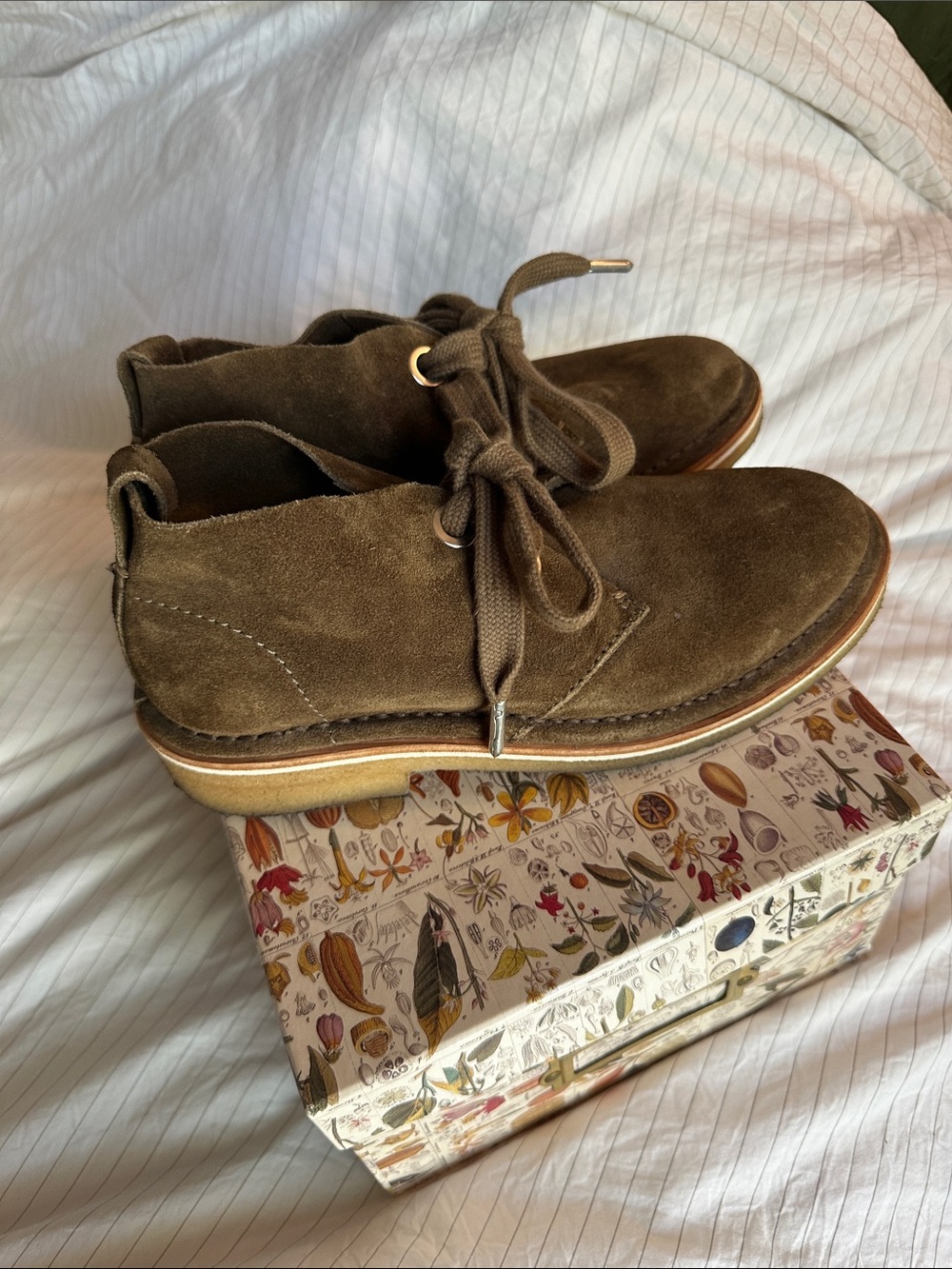 rag & bone - Brown Suede Chukka Boots with Gummy Sole and Silver Grommets - 6.5